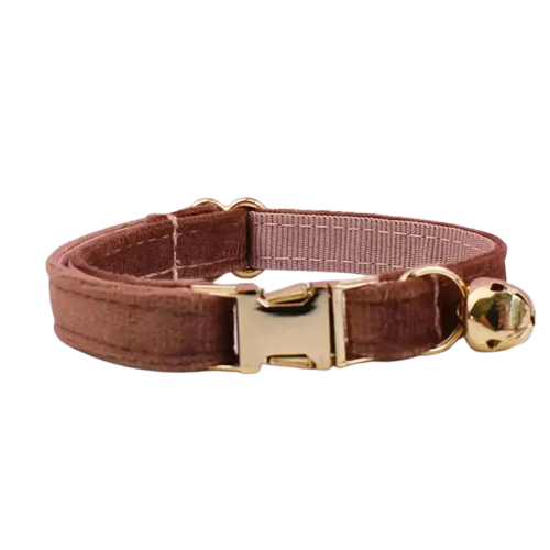 Collier personnalisable en suède marron pour chien avec matériel doré - Sécurité extra Transparent Background