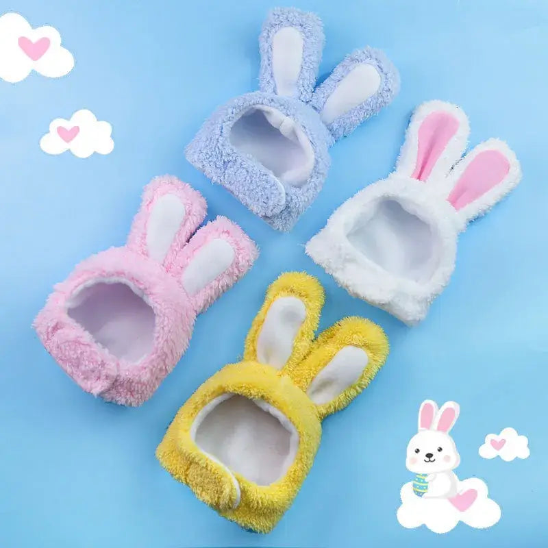 Chapeau de chat festif avec oreilles à côté d’un groupe de quatre pantoufles à oreilles de lapin bien rangées