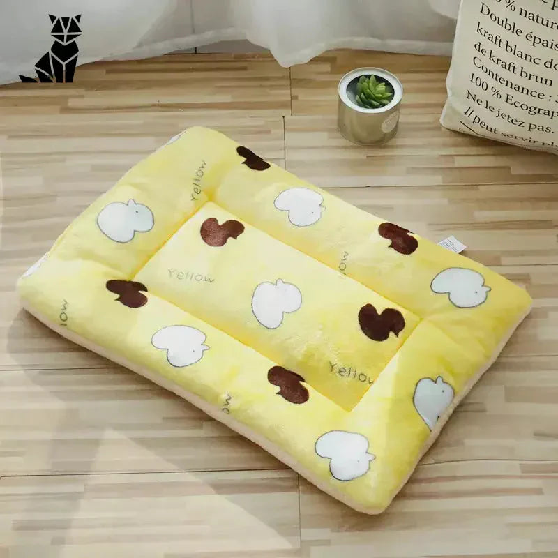 Chien brun sur un lit jaune pour chien de la collection Warmth Welcome Soft Mat, tapis doux peluche