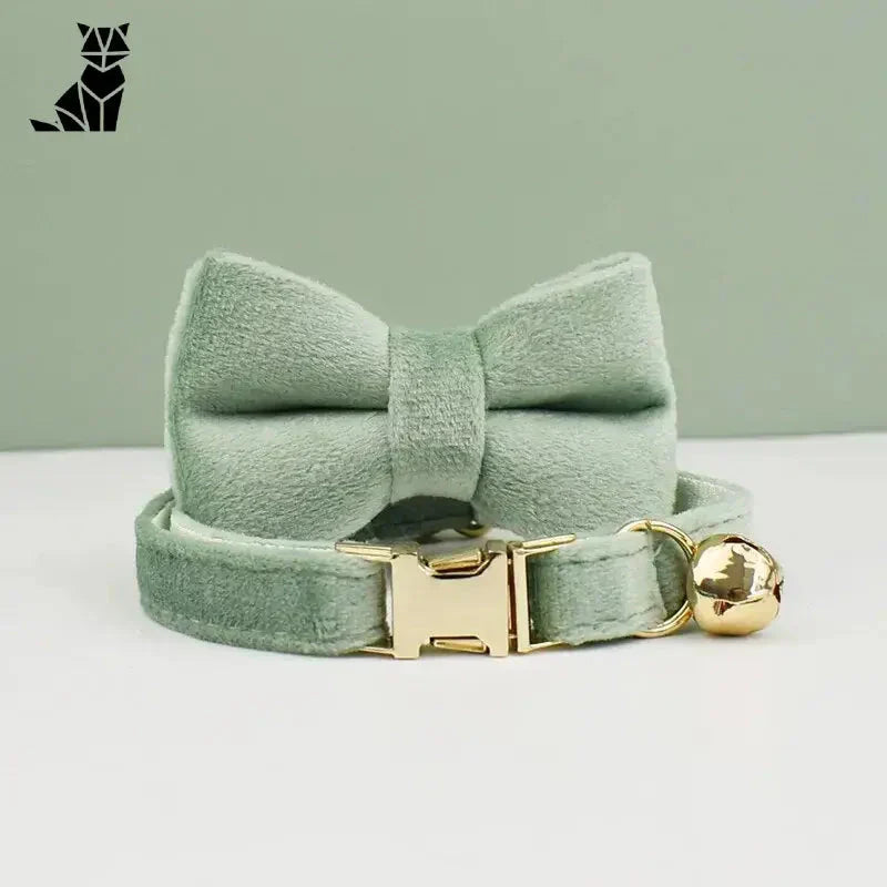 Collier en velours doux pour chat avec boucle dorée et nœud papillon vert, texture velours doux