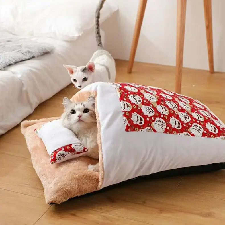 Un chat allumé se repose sur un doux oreiller dans une pièce, profitant de l’espace douillet pour chats - Confort et élégance