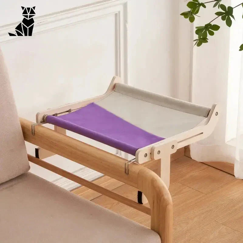 Banc en bois avec assise violette pour hamac de chat suspendu - Hamac Suspendu Vue