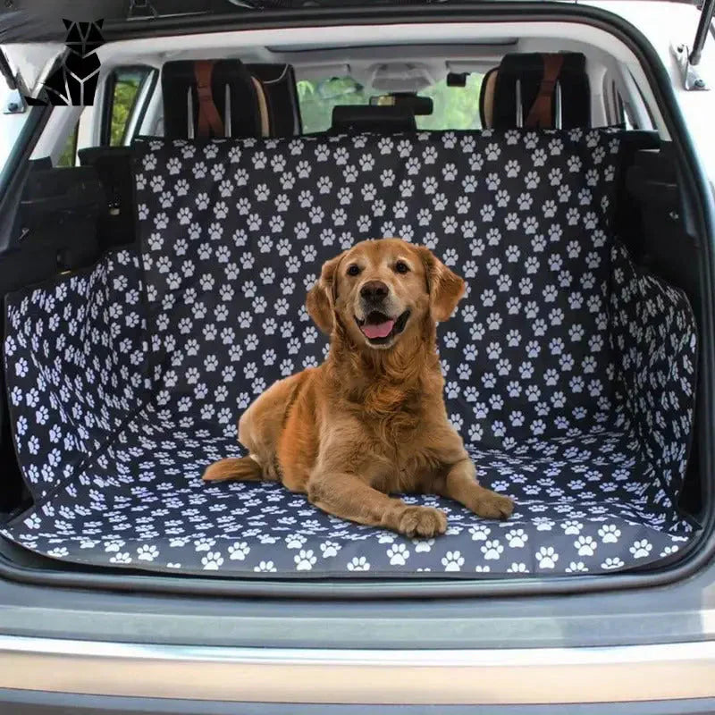 Un chien qui se promène en voiture sur une housse de siège en tissu Oxford pour une protection optimale