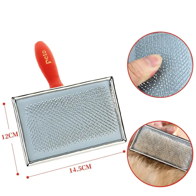 Gros plan d’une personne tenant une brosse en acier inoxydable à manche rouge pour enlever les poils longs
