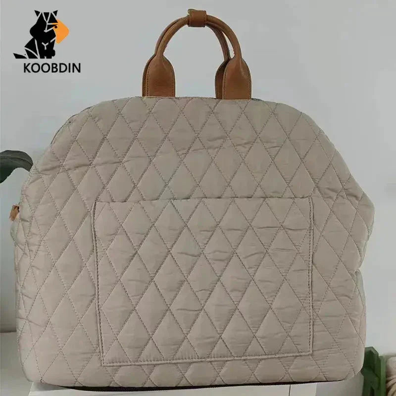 Sac à dos matelassé beige avec poignée en cuir pour petits chiens ; sert de lit de voyage pour les animaux