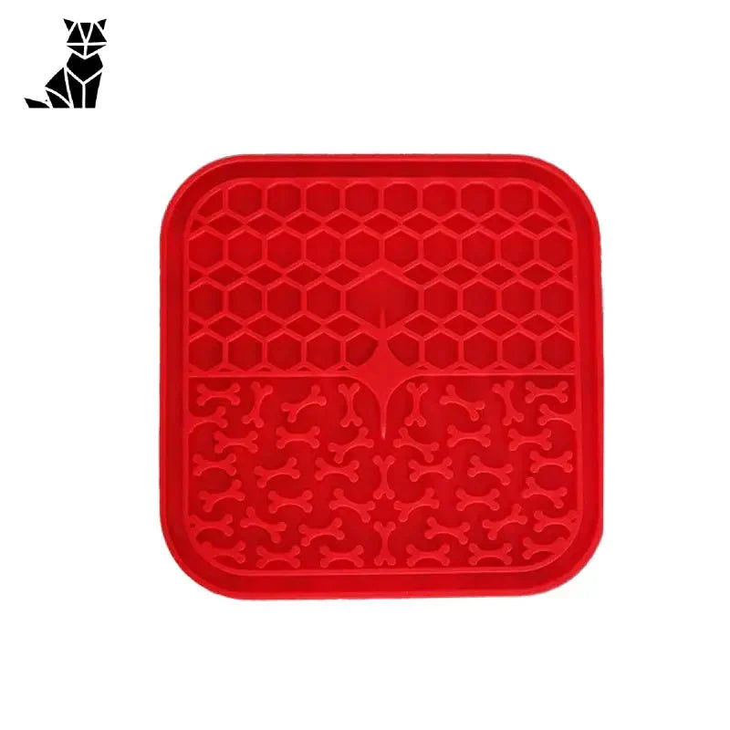 Gros plan d’un carré rouge Dog Lick Mat - Slow Eating and Distraction tapis, alimentation lente